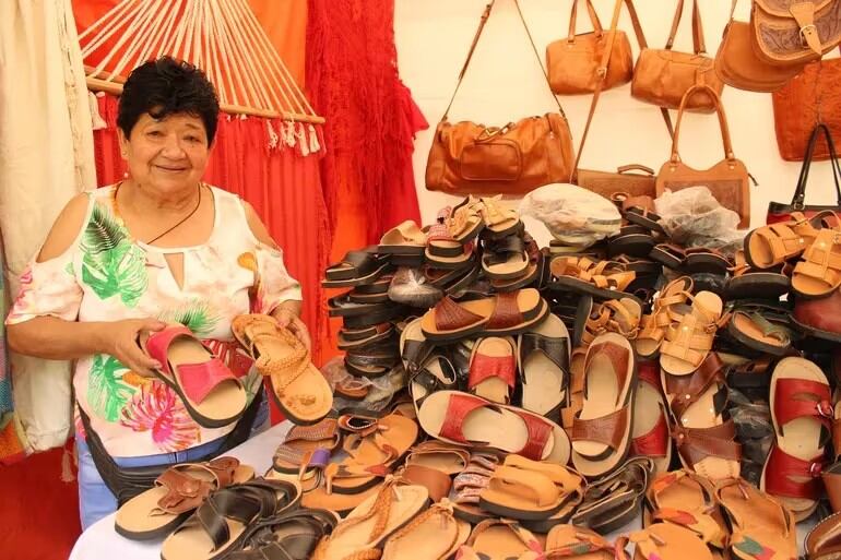 Felicita Pérez ofrece en su stand zapatillas de cuero desde G. 40.000.