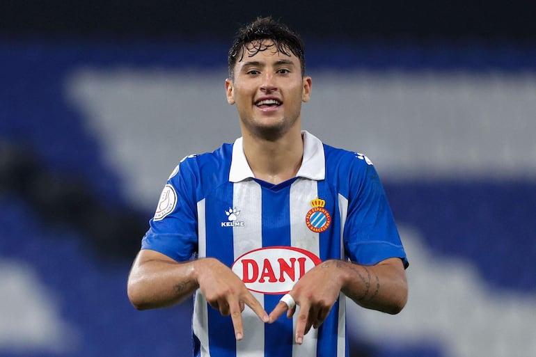 A CORUÑA, 31/10/2024.- El delantero del Espanyol Alejo Véliz celebra tras marcar el tercer gol ante el San Tirso, durante el partido de la Copa del Rey que San Tirso SD y RCD Espanyol han disputado este jueves en el estadio de Riazor, en A Coruña. EFE/Cabalar
