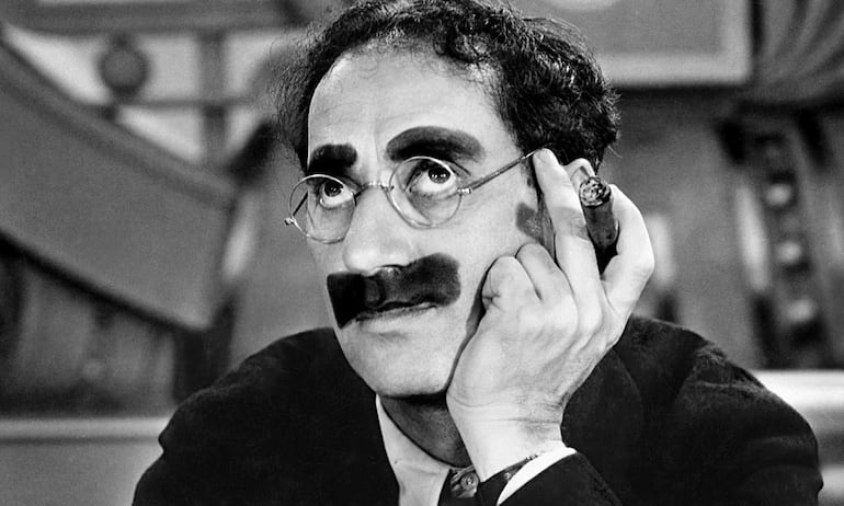 Julius Henry Marx, más conocido como Groucho Marx (1890-1977), fue un actor, humorista y escritor estadounidense, conocido principalmente por ser uno de los miembros de los hermanos Marx.