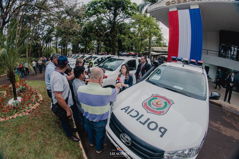 La congresista habla con los medios de prensa sobre la entrega de los móviles policiales.