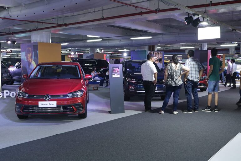 Vehículos de distintas marcas y modelos están exhibidos en Cadam Motor Show.