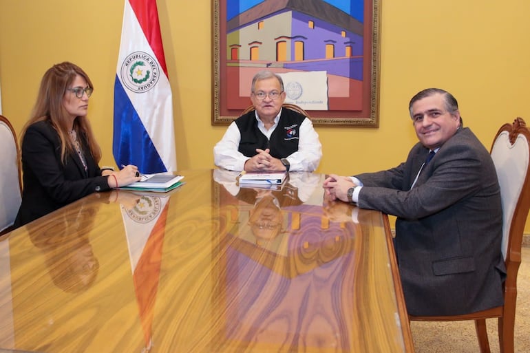 El ministro Jorge Bogarín González, el titular de la Seprelad René Fernández y Rocío Frutos.