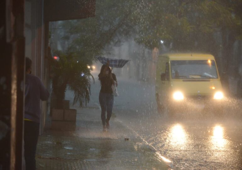 Precipitaciones con tormentas eléctricas y vientos fuertes.