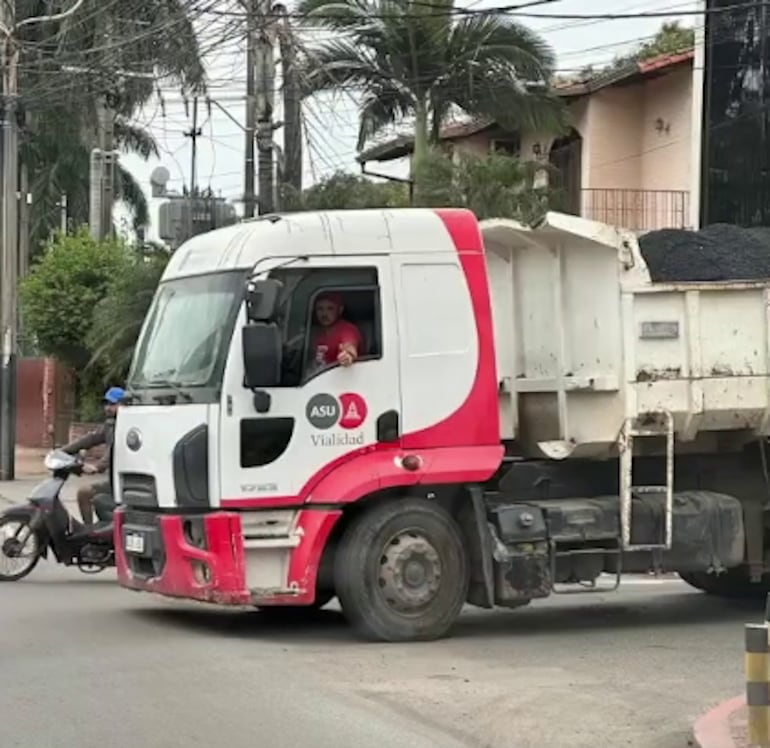 Camiones de la Municipalidad causaron caos en el tránsito sobre la avenida España para dejarla lista para la "fecha feliz" de Horacio Cartes.
