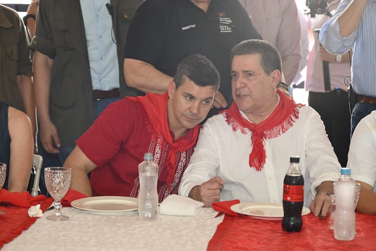 Santiago Peña y Horacio Cartes en mitín político en Ciudad del Este.
