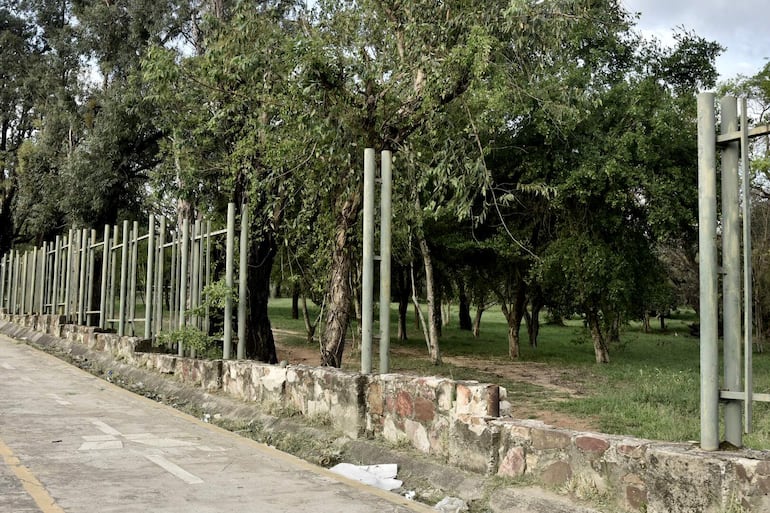 No solamente las rejas del Jardín Botánico de Asunción son constantemente son robadas.