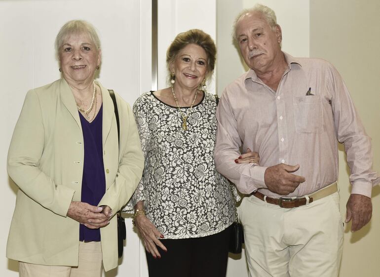 Zulma Patiño de Barrail, Rosmary de Barrail y Rafael Masi.
