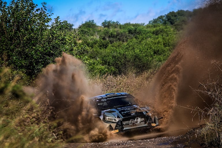 Fau Zaldívar y Marcelo Der Ohannesian superan una de las aguadas con el Hyundai i20 N Rally2 en el Rally Jesús María, del que fueron los vencedores ayer en Argentina.