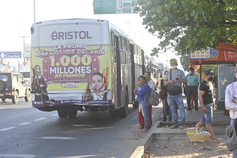 Usuarios del transporte público a diario sufren el pésimo servicio.