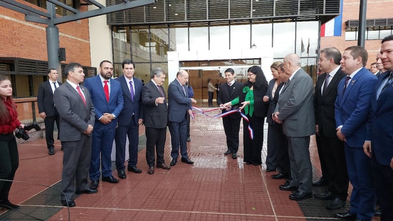 Autoridades en acto de inaugución de Nueva sede del Palacio de Justicia en Canindeyú.