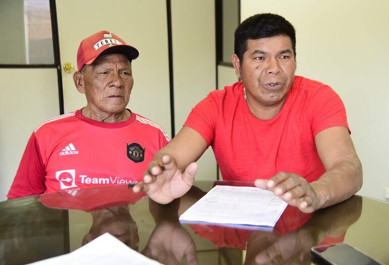 Ángel Chiquenoi y Rosalino Dosapei, líderes ayoreos en una visita a la redacción de ABC.