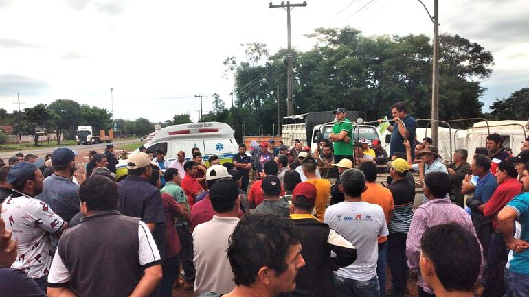 Los productores de mandioca de San Pedro, Canindeyú y Caaguazú se encuentran en permanente movilización en protesta por el bajo precio pagado por el producto.