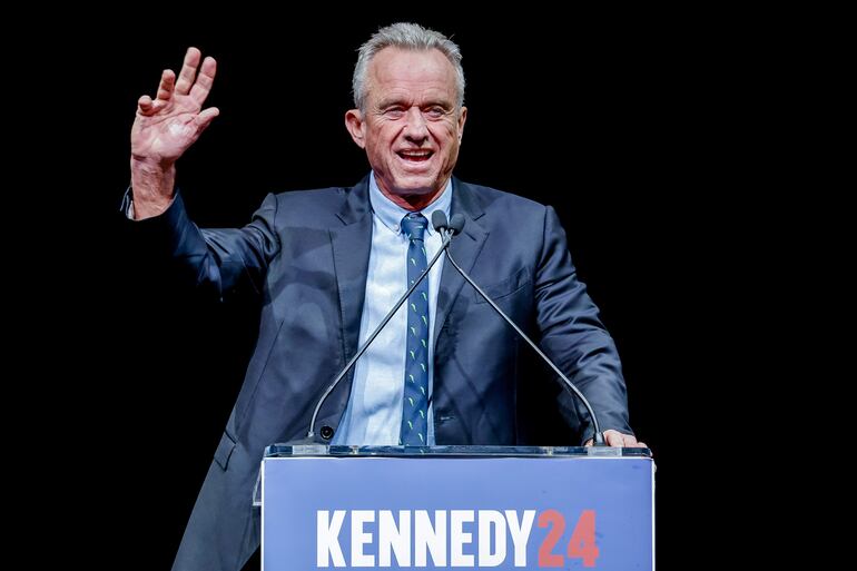 El candidato independiente a la presidencia de EE.UU. Robert F. Kennedy Jr. hablando durante una campaña en Atlanta (Estados Unidos). Kennedy Jr. anunciará este viernes en un acto en Arizona el fin de su campaña electoral, según informaron hoy varios medios estadounidenses que indican que está negociando el pase a las filas del expresidente y candidato republicano Donald Trump.