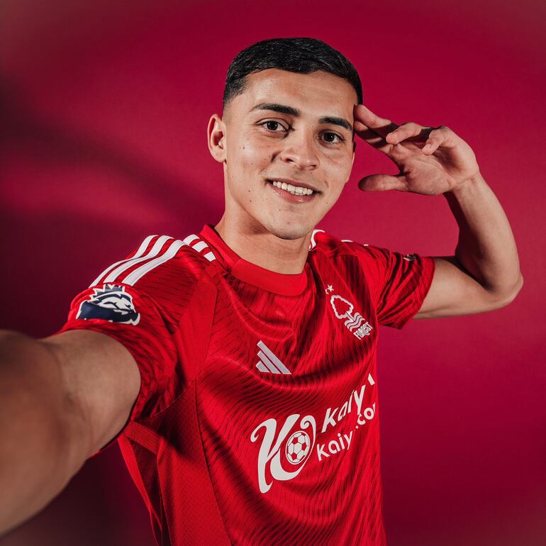 El paraguayo Ramón Sosa en la presentación en el Nottingham Forest de la Premier League de Inglaterra.