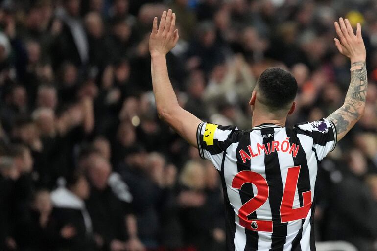 El paraguayo Miguel Almirón, futbolista del Newcastle, celebra un gol en el partido contra Fulham por la Premier League.