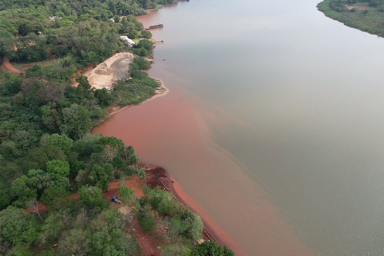 Vista aérea de la arenera intervenida por la Fiscalía en Ciudad del Este.