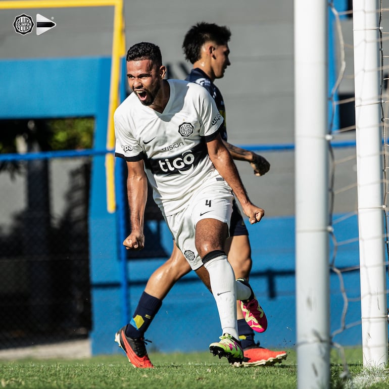 Festejo de Nilson Camacho luego del doblete