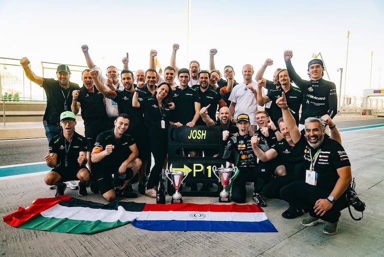 Merecida celebración del equipo AIX Racing, que le puso un auto acorde a Joshua en las últimas carreras.