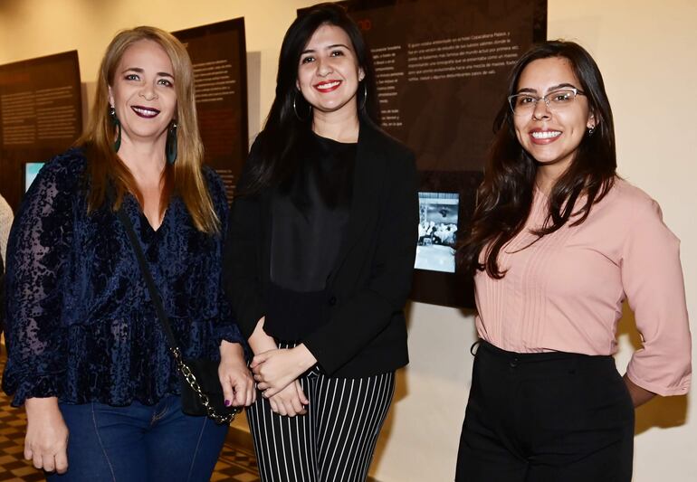 Simone Persegona, Romina Cabañas y Aline Pereira.