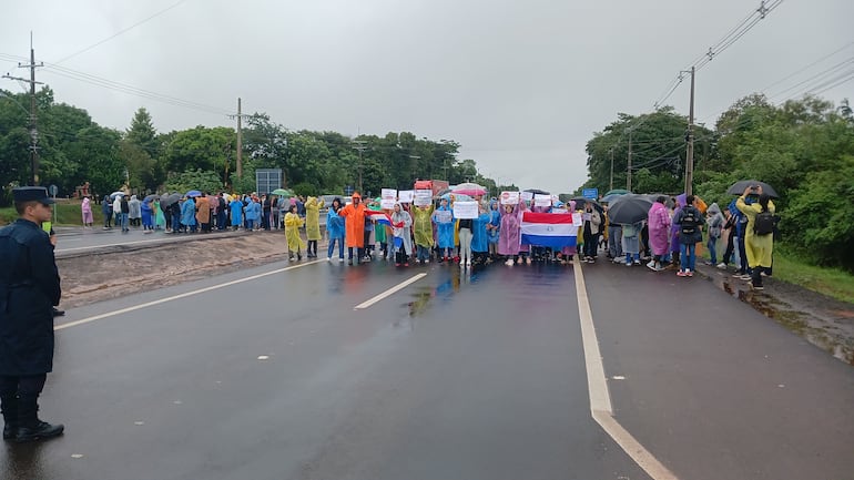 Unos 500 estudiantes cerraron totalmente la Ruta Py 02.