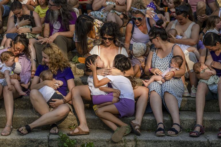 Varias mujeres dan el pecho a sus hijos para reivindicar la importancia de la lactancia materna en los primeros meses del nacimiento del bebé, en el marco de la Semana de la Lactancia Materna.