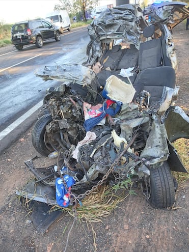 Los tres paraguayos que se trasladaban en este Peugeot murieron en el   kilómetro 620 de la Ruta Nacional 14, en Argentina.