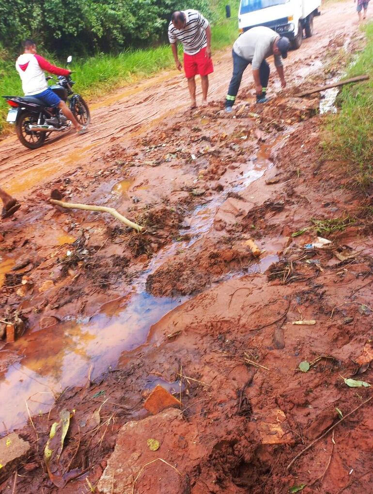 Los pobladores aseguran que hace más de cuatro años que las maquinarias viales no pasan por la zona.