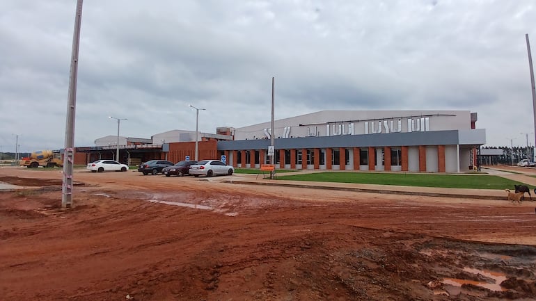 Construcción del Gran Hospital de Coronel Oviedo con un avance del 95 % en la ejecución.