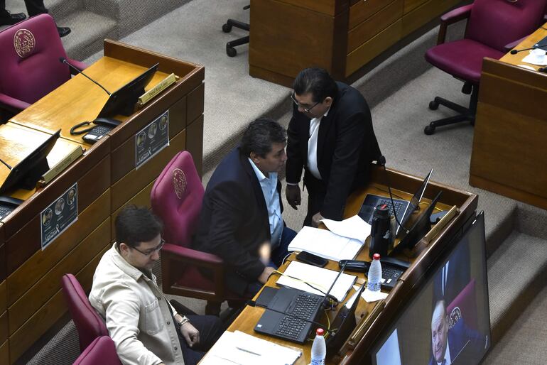 El senador liberal Lucas Aquino (campera blanca), uno de los autores del proyecto de ley que obliga a la compra de radares defenderá hoy la ratificación del proyecto de ley.