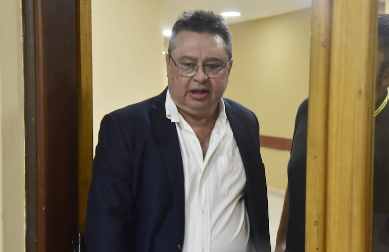 Senador cartista asume ante la Contraloría ser “oenegero” y zafa del castigo