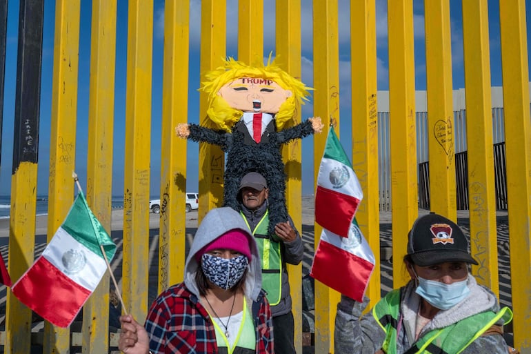 Manifestantes con un muñeco de Donald Trump protestan el pasado domingo junto al muro fronterizo en Playas de Tijuana, en el estado mexicano de Baja California.