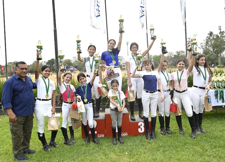 Los campeones de las categorías 0.60 y 0.70 metros, de las Escuelas Menores y Mayores, felices con sus galardones.