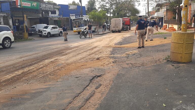 Tras el vuelco del camión sobre la Avda. Manuel Ortiz Guerrero el lugar quedó totalmente intransitable.