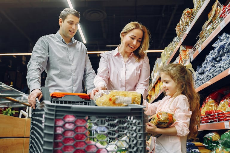 Familia comprando  alimentos en el supermercado. Foto: Gustavo Fring/Pexels/EFE.