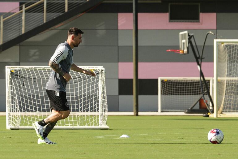 El jugador argentino Lionel Messi participa de su primer entrenamiento con el Inter Miami hoy, en el estadio DRV PNK, en Fort Lauderdale, Florida (Estados Unidos). El debut del argentino Lionel Messi y el español Sergio Busquets, que fue compañero del astro argentino en el Barcelona, será el 21 de julio en el partido del Inter Miami contra el Cruz Azul Mexicano en la Leagues Cup. EFE/Marlon Pacheco