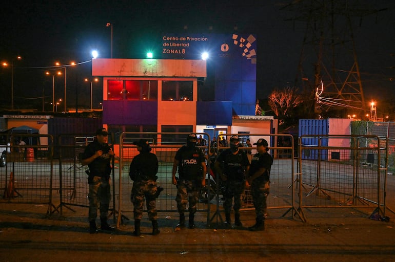 Oficiales de policía hacen guardia afuera del complejo penitenciario Regional 8 después de una "revuelta interna" en el bloque Guayas 4, en Guayaquil, Ecuador.