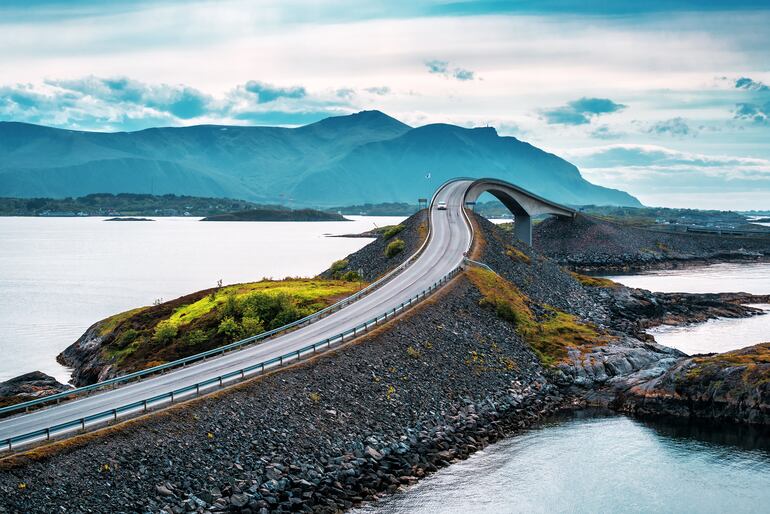 Puente de carretera del Atlántico mundialmente famoso (Atlanterhavsvegen) con una vista impresionante sobre las montañas noruegas.