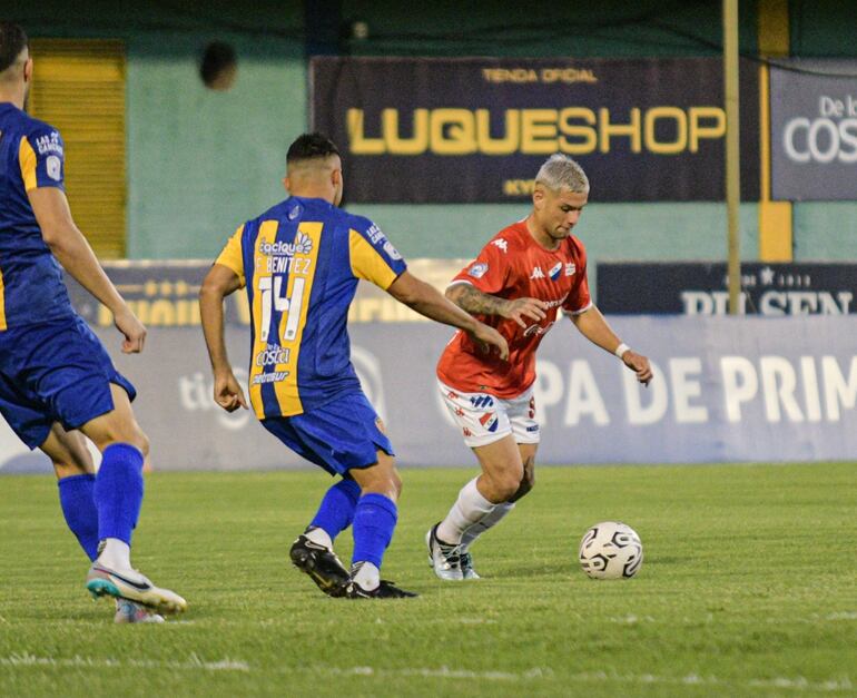 Facundo Velazco domina el balón ante la presencia de Fernando Benítez.