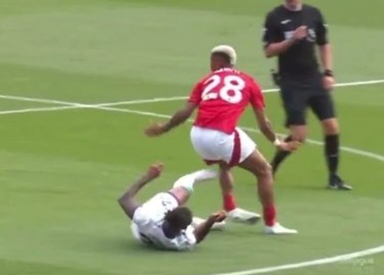 El momento de la lesión del brasileño Danilo (28), jugador del Nottingham Forest.