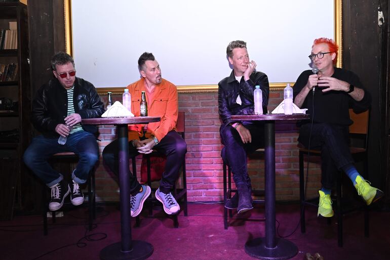 Andy Dunlop, Neil Primrose, Dougie Payne y Fran Healy, integrantes de la banda Travis, durante la conferencia de prensa que ofrecieron en el pub Kilkenny.