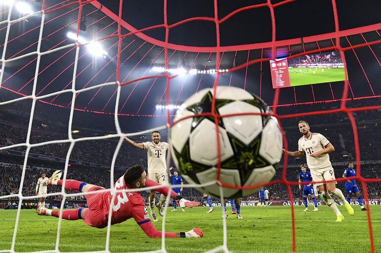 Munich (Germany), 16/09/2024.- Harry Kane of Bayern (R) scores the 4-2 goal against goalkeeper Ivan Nevistic of Dinamo Zagreb (L) during the UEFA Champions League match between Bayern Munich and Dinamo Zagreb in Munich, Germany, 17 September 2024. (Liga de Campeones, Alemania) EFE/EPA/ANNA SZILAGYI
