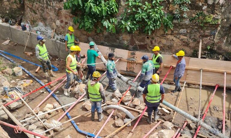 Se trabaja en el cauce Yvyra’i, punto de descarga del agua del desagüe Molas López.