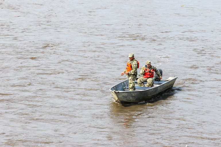 Militares durante las tareas de búsqueda en el río Paraguay, el jueves.