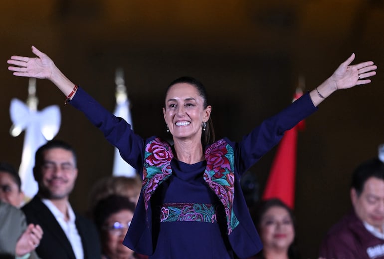 La candidata presidencial de México por el partido Morena, Claudia Sheinbaum, celebra tras los resultados de las elecciones generales en la Plaza del Zócalo de la Ciudad de México, el 3 de junio de 2024.