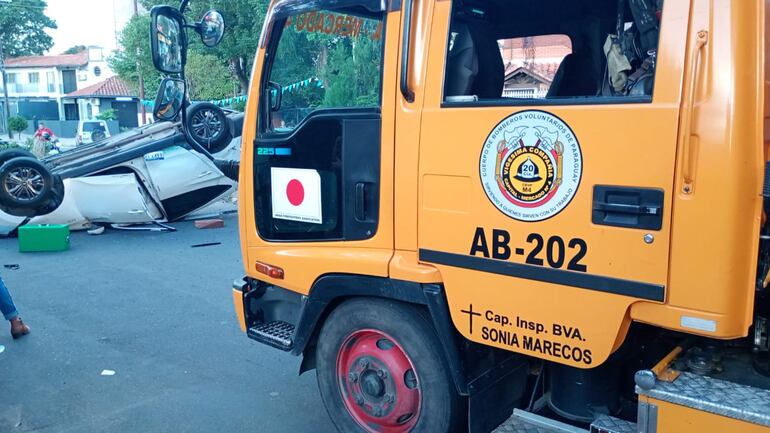 Presuntamente la ambulancia chocó contra un automóvil y este volcó.