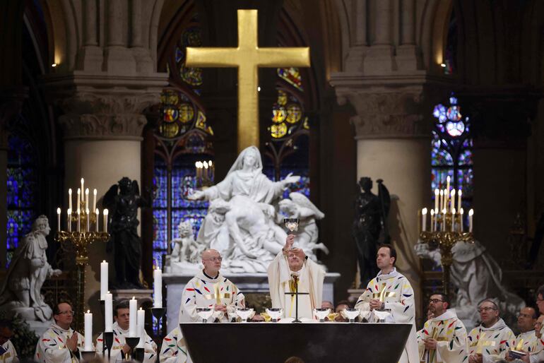 El cura Olivier Ribadeau Dumas celebra una misa abierta al público, en la restaurada catedral de Notre Dame.