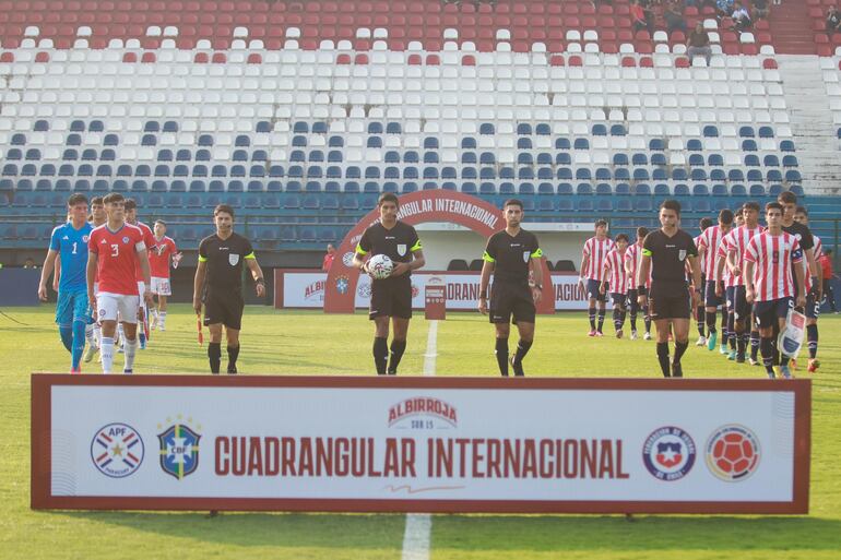 El momento en que los representativos de Paraguay y Chile ingresaban al campo del CARFEM para encarar el primer encuentro del cuadrangular Sub 15.