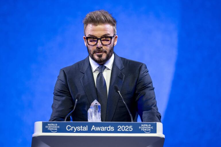 El embajador de Buena Voluntad de UNICEF, David Beckham, pronuncia su discurso durante la ceremonia de entrega de los Premios Crystal en Davos.