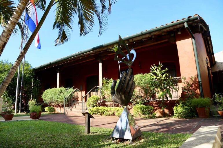 La Casa Viola, una de las más antiguas de Asunción, se erige en la entrada del Centro Cultural de la Ciudad Carlos Colombino- Manzana de la Rivera.