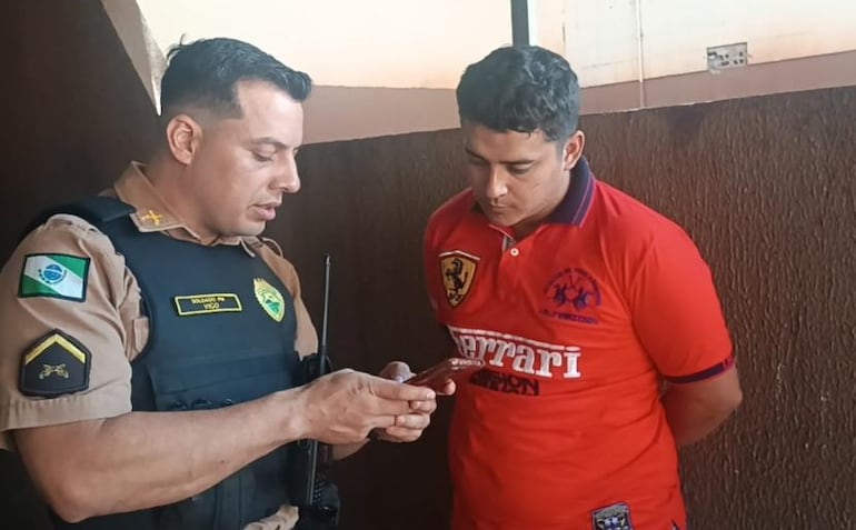 El ciudadano paraguayo (de remera roja) quedó detenido en Brasil.